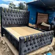 Kitanda cha Chester Nyeusi cha 5x6 chenye Vitu vya Dhahabu - 1