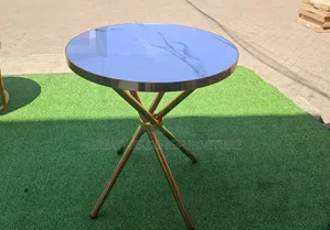 Meza ya Kahawa ya Duara Nyeupe ya Faux-Marble na Miguu ya Msalaba ya Dhahabu