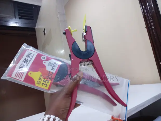Professional Livestock Tag Applicator Pliers - 1