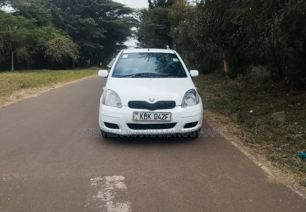 Toyota Vitz 2002 White - 1