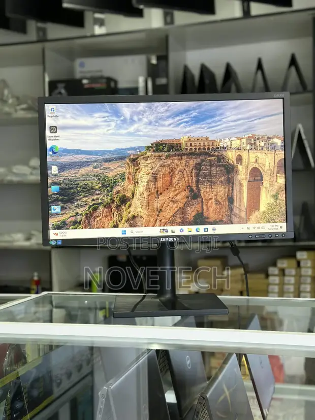 Samsung 24" Full HD Monitor (Refurbished) - 1