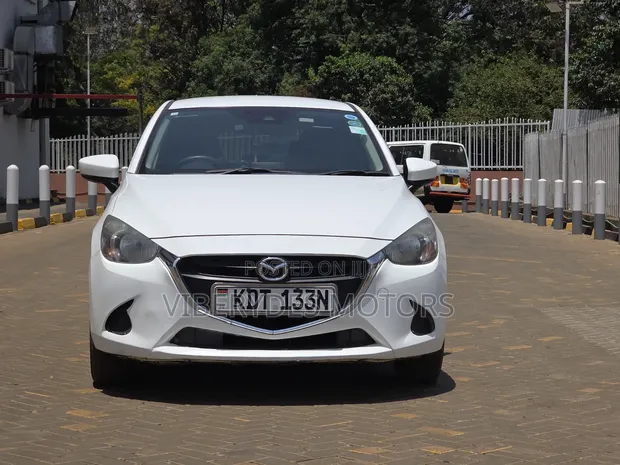 Mazda Demio 2018 White - 1