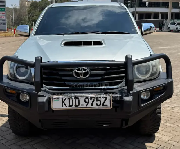Toyota Hilux Vigo 2014 Silver - 1