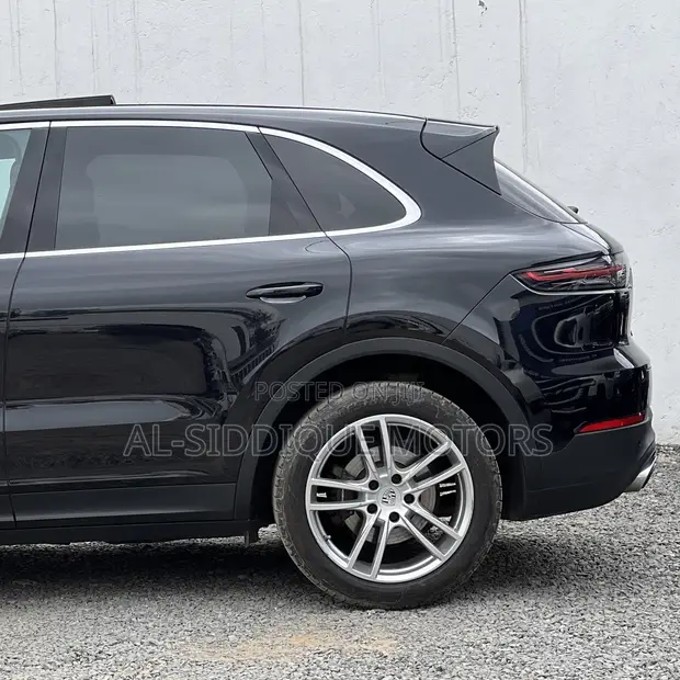 Porsche Cayenne 2019 Nyeusi - 1