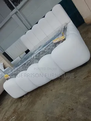 Luxury White Bubble Bed Frame with Mattress (Queen)