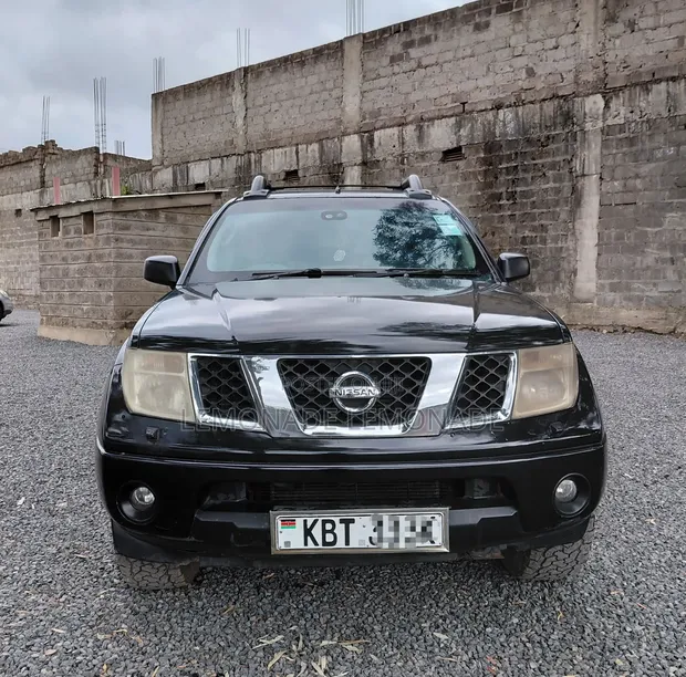 Nissan Navara 2005 Nyeusi - 1