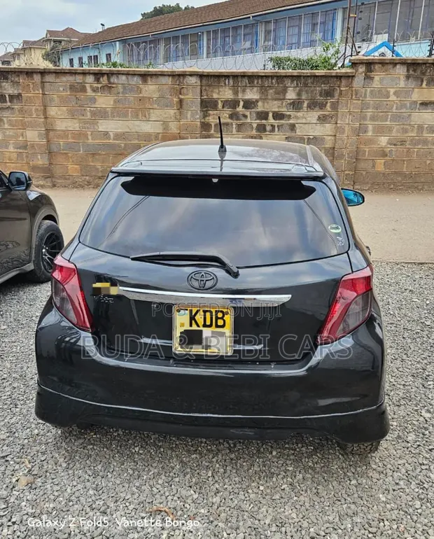 Toyota Vitz 2014 Nyeusi - 1
