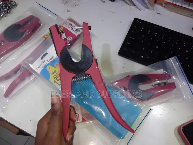 Efficient Livestock Ear Tag Applicator Tool - 1