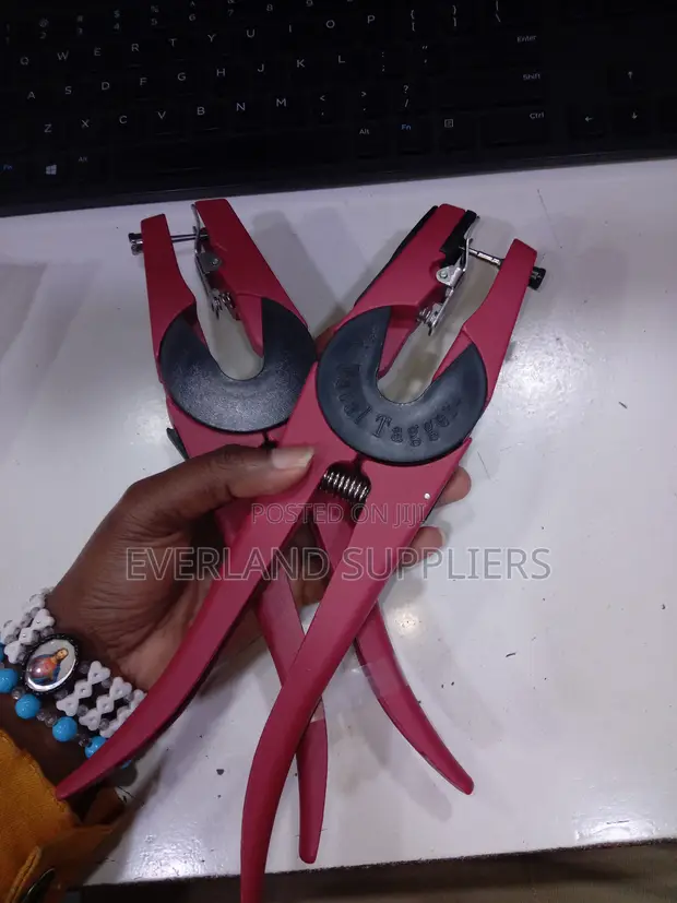 Heavy-Use Tag Applicator - 1