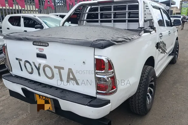 Toyota Hilux 2012 Nyeupe - 1