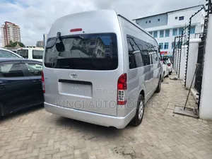 Toyota HiAce 2020 Nyeupe