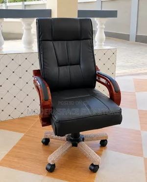 Kiti cha Ofisi cha Executive cha High-Back - Ngozi Nyeusi na Mikono ya Mbao