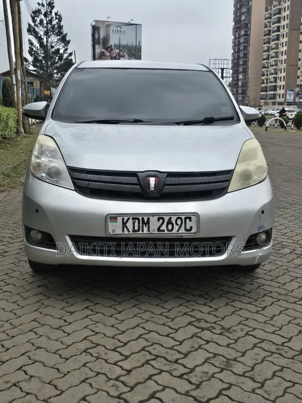 Toyota Isis 1.8 Platana V-Selection 2WD 2016 Silver - 1