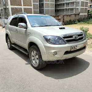 Toyota Fortuner 2007 Nyeupe