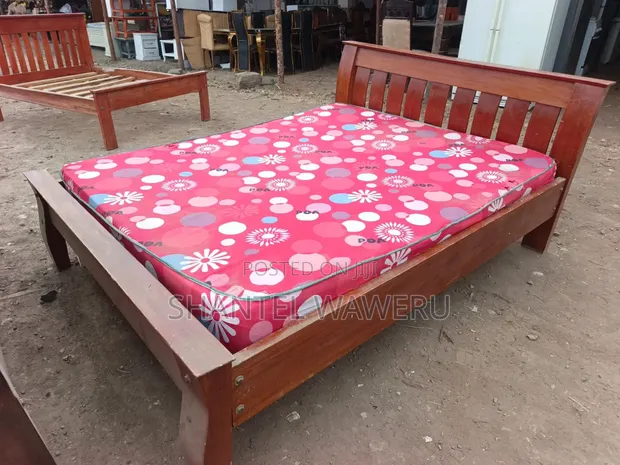 Kitanda cha Mahogany 5x6 na Godoro - 1