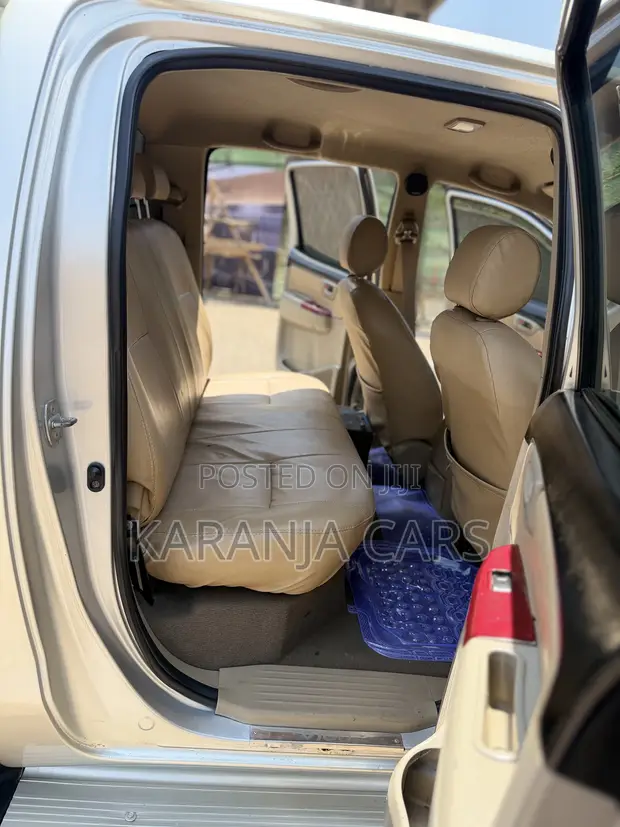 Toyota Hilux 2014 Silver - 1