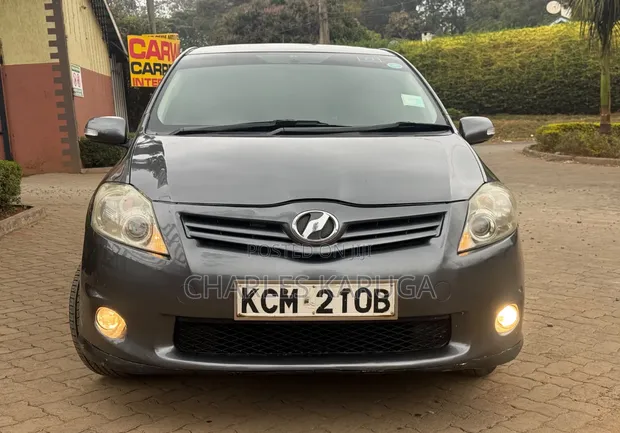 Toyota Auris 2010 Silver - 1