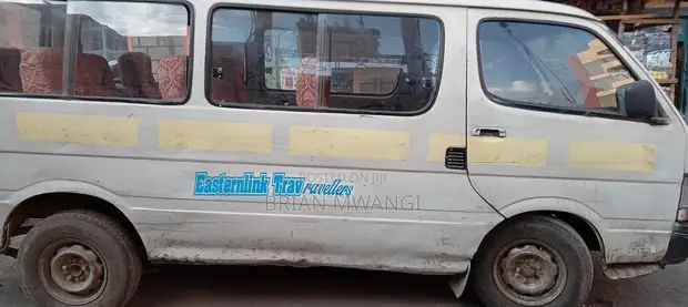 Toyota HiAce 2002 Nyeupe - 1