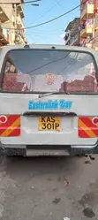 Toyota HiAce 2002 Nyeupe - 2