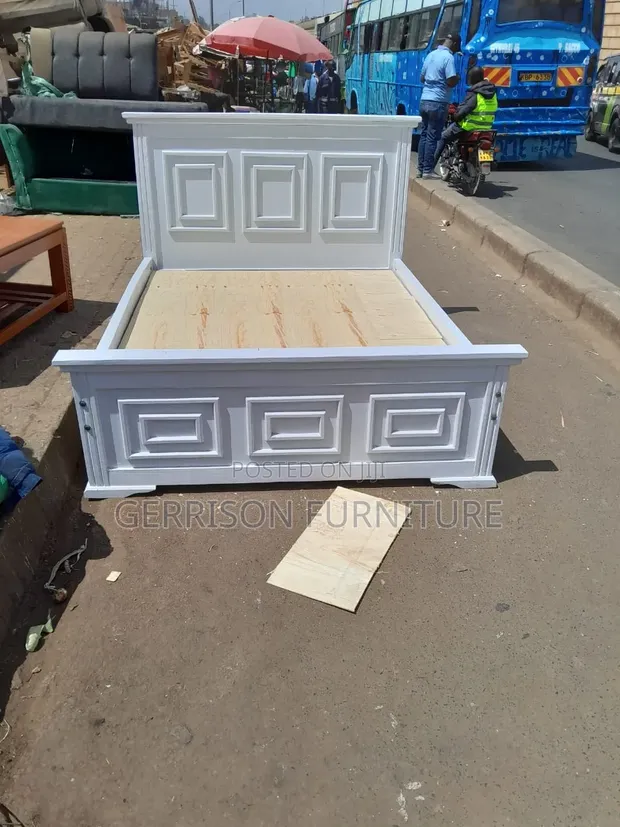 Kitanda cha Mbao Safi 5x6 chenye Muundo wa Box Panel - 1