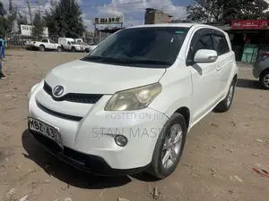Toyota IST 2007 Nyeupe