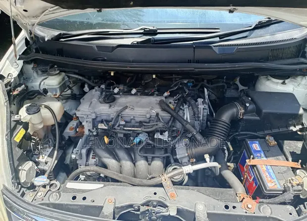 Toyota Isis 1.8L 2WD Minivan 2012 Nyeupe - 1