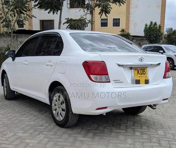 Toyota Axio 2013 Nyeupe - 1