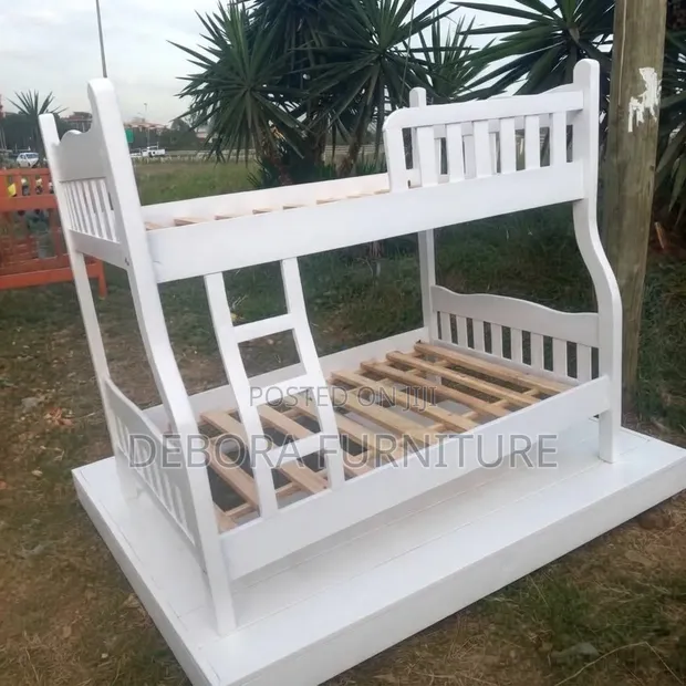 Kitanda cha Bunk cha Twin Nyeupe cha Fundi na Ngazi ya Kona - 1