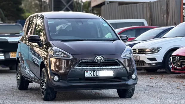 Toyota Sienta 2018 Brown - 1