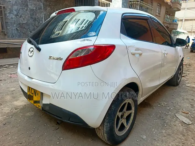 Mazda Demio 2010 Nyeupe - 1