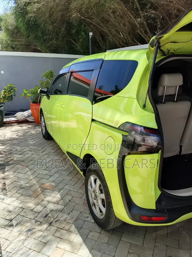 Toyota Ractis 2016 Green - 1
