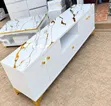 TV Stand Nyeupe ya Kisasa na Muundo wa Marumaru ya Dhahabu - 1