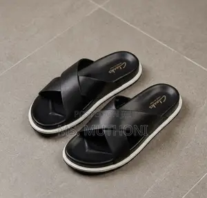 Sandals za Clarks Nyeusi za Kufungwa kwa Msalaba
