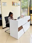 Modern Reception Desk - Nyeupe & Kahawia Ofisi Front Desk - 1