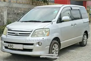 Toyota Noah 2005 Nyeupe