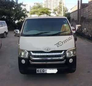 Toyota HiAce 2012 Nyeupe