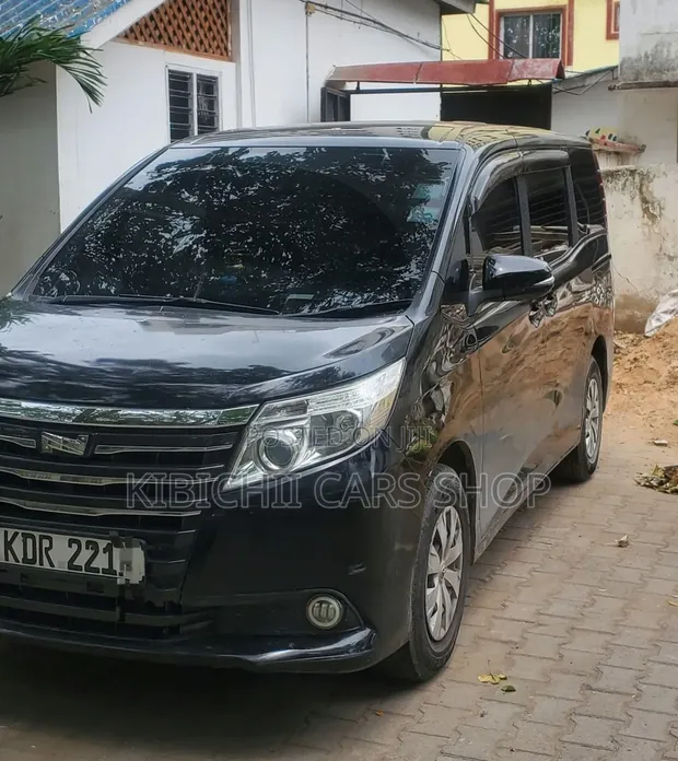 Toyota Noah 2.0 FWD (7 Seater) 2017 Black - 1