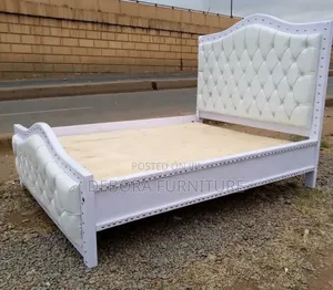 Elegant White Mockett Bed - Modern Stylish