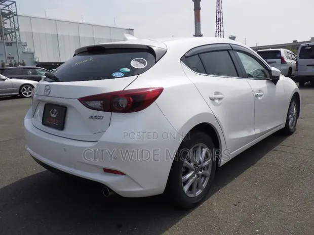 Mazda Axela 2019 Nyeupe - 1