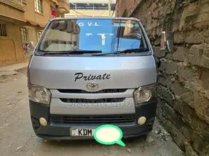 Toyota HiAce 2016 Nyeusi