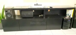 Stand ya TV Nyeusi na Taa
