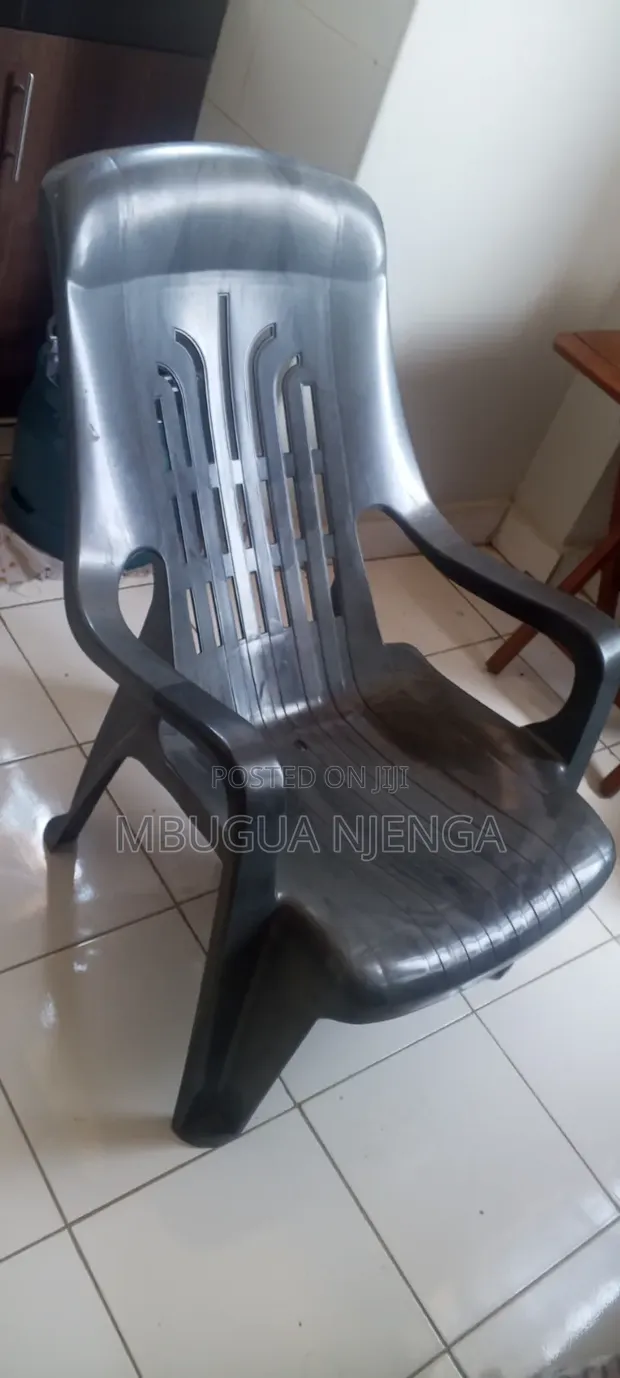 Comfy Plastic Chairs (Used) - 1