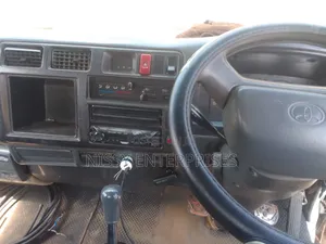 Toyota Dyna Lori 2001 Nyeupe