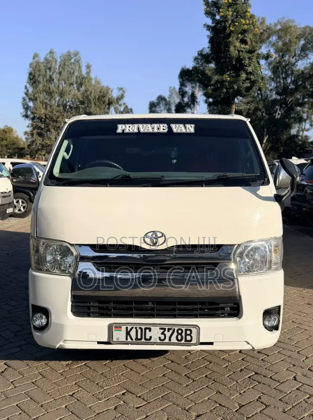 Toyota HiAce 2013 Nyeupe - 1