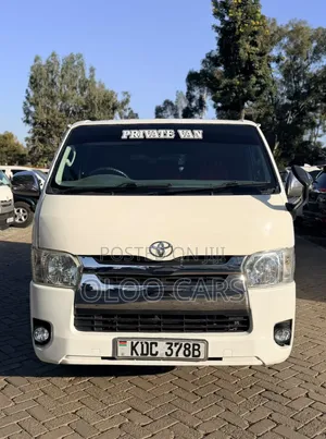 Toyota HiAce 2013 Nyeupe