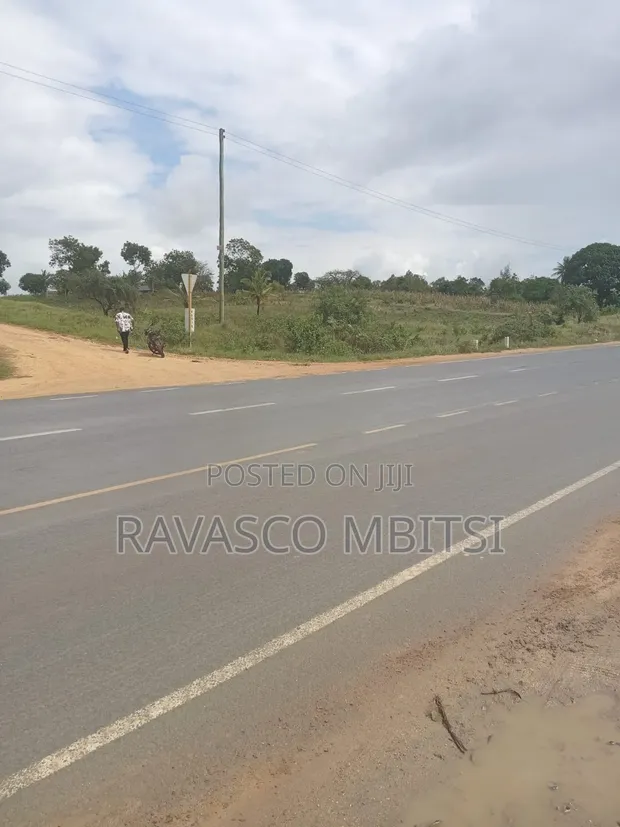 1 Acre Land for Sale on Tarmac, Mavueni - 1