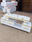 Koni ya TV Nyeupe ya Kisasa na Vifundo vya Dhahabu - 1