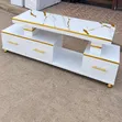 Koni ya TV Nyeupe ya Kisasa na Vifundo vya Dhahabu - 2