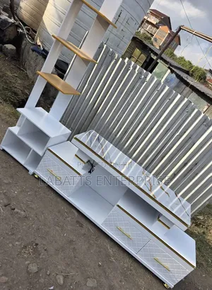 Stand ya Kisasa ya TV na Taa za LED na Kipambo cha Maua