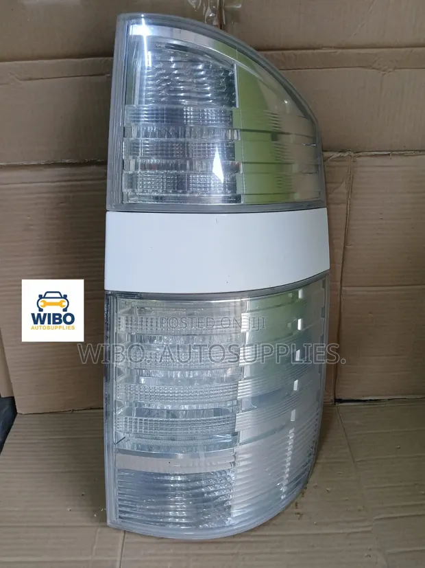 Taa za Nyuma za Toyota Voxy AZR60 2003-2006 (Zilizotumika) - 1